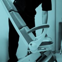 Fauteuil rotatoire, lunettes et gyroscope pour la rééducation vestibulaire et l’équilibre